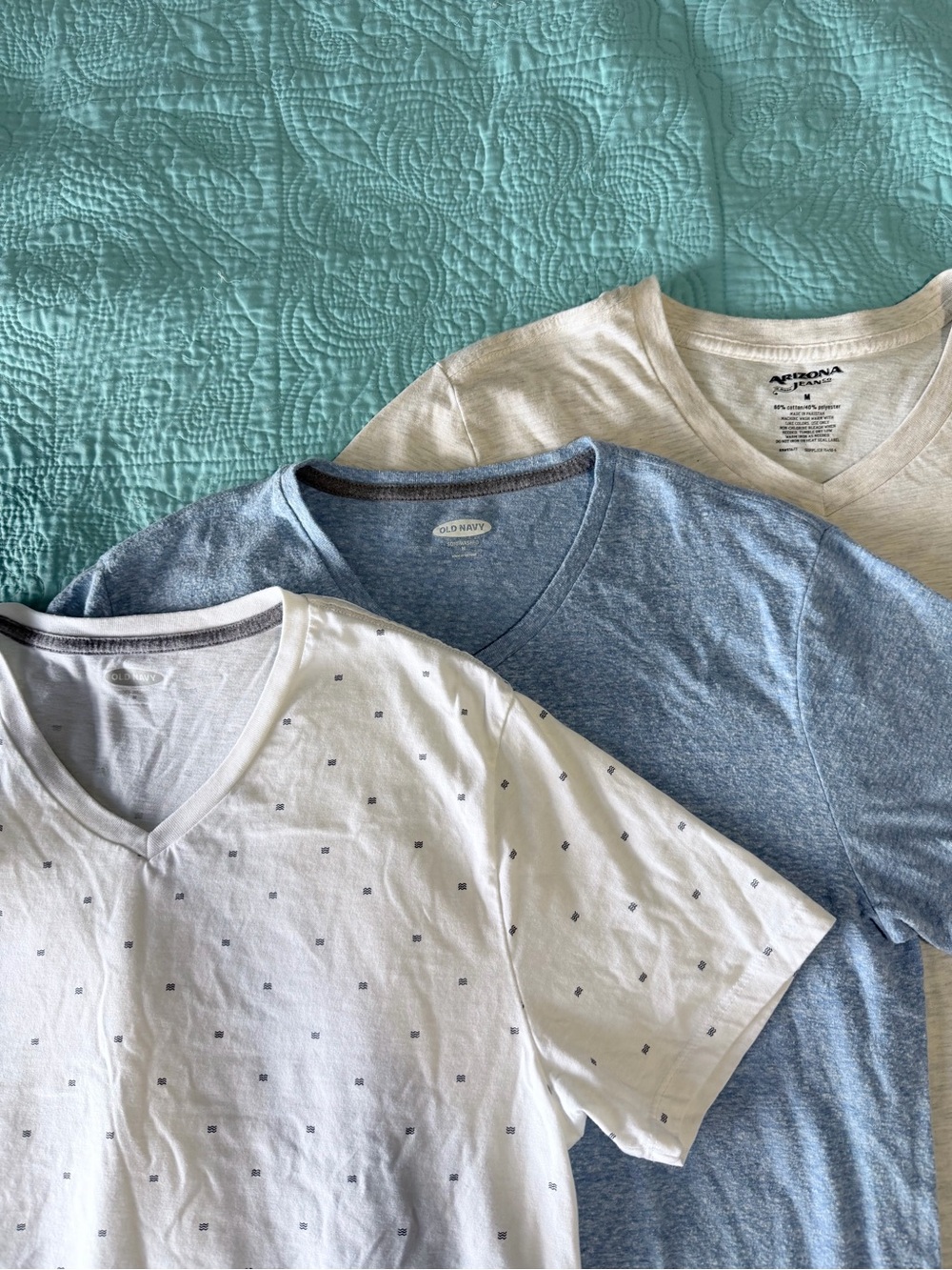 [Arizona & Old Navy] Men 3-Pack Short-Sleeve V-Neck T-Shirts -White, Blue, Cream - Picture 2 of 11